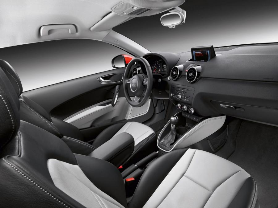 Интерьер Audi A1 TFSI 2010 года  (фото 22 из 29)